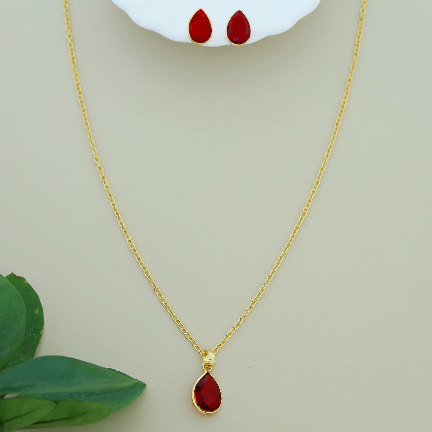 Glossy Drop Neckpiece With Stud